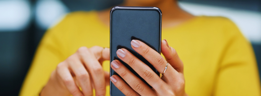 kvinna scrollar på mobil