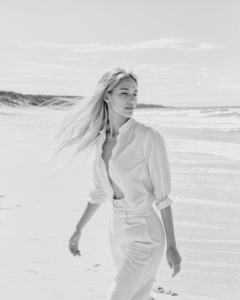 avslappnad kvinna i strandmiljö